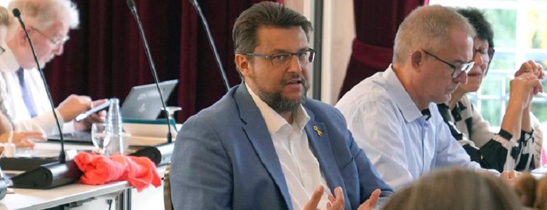 Tobias Krull bei einem Wortbeitrag auf der Klausurtagung
